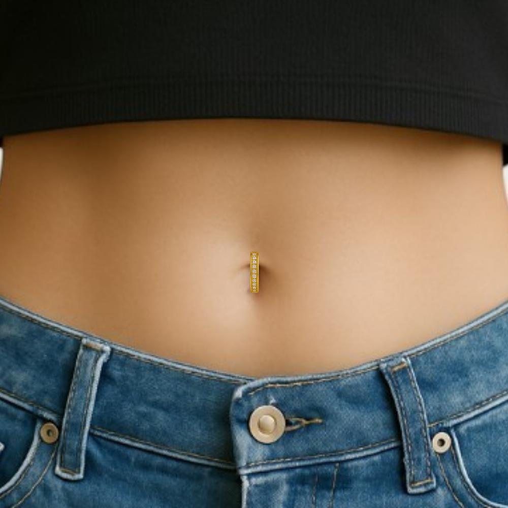 Détail piercing nombril clicker strass