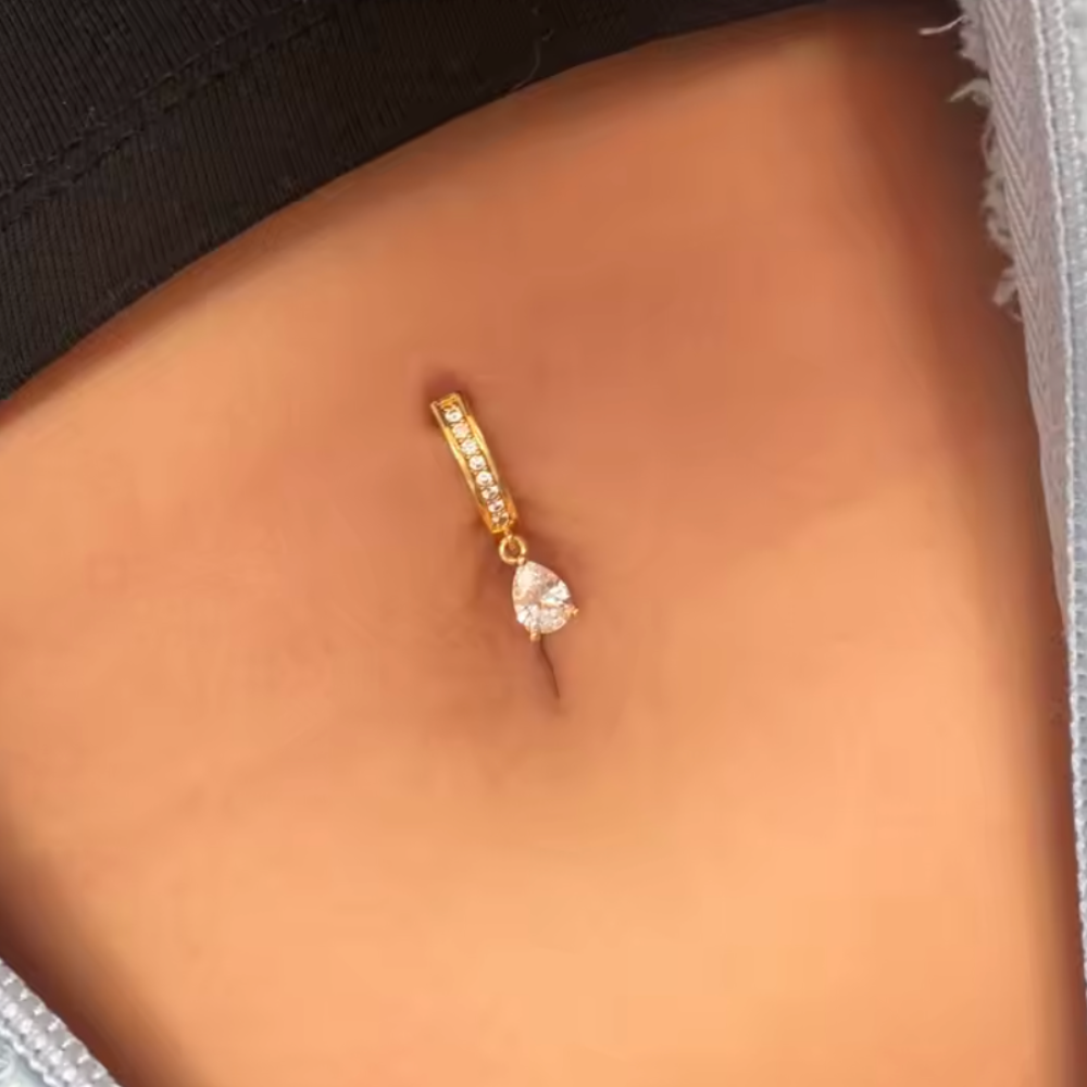 Détail piercing nombril clicker charm