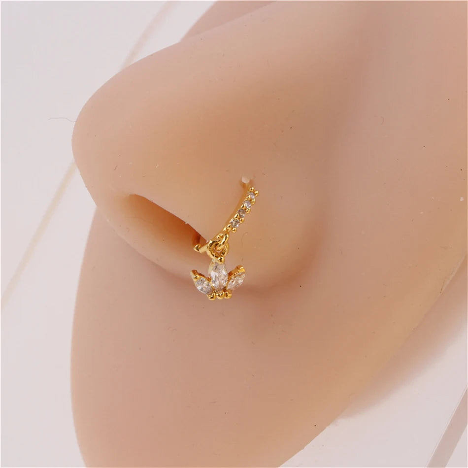 Piercing nez triple charm porté