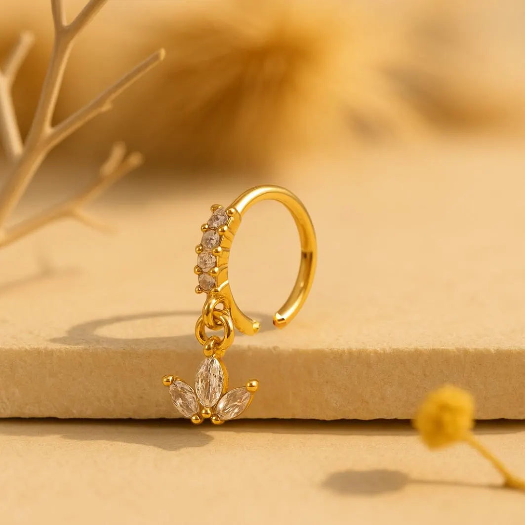 Détail piercing nez triple charm