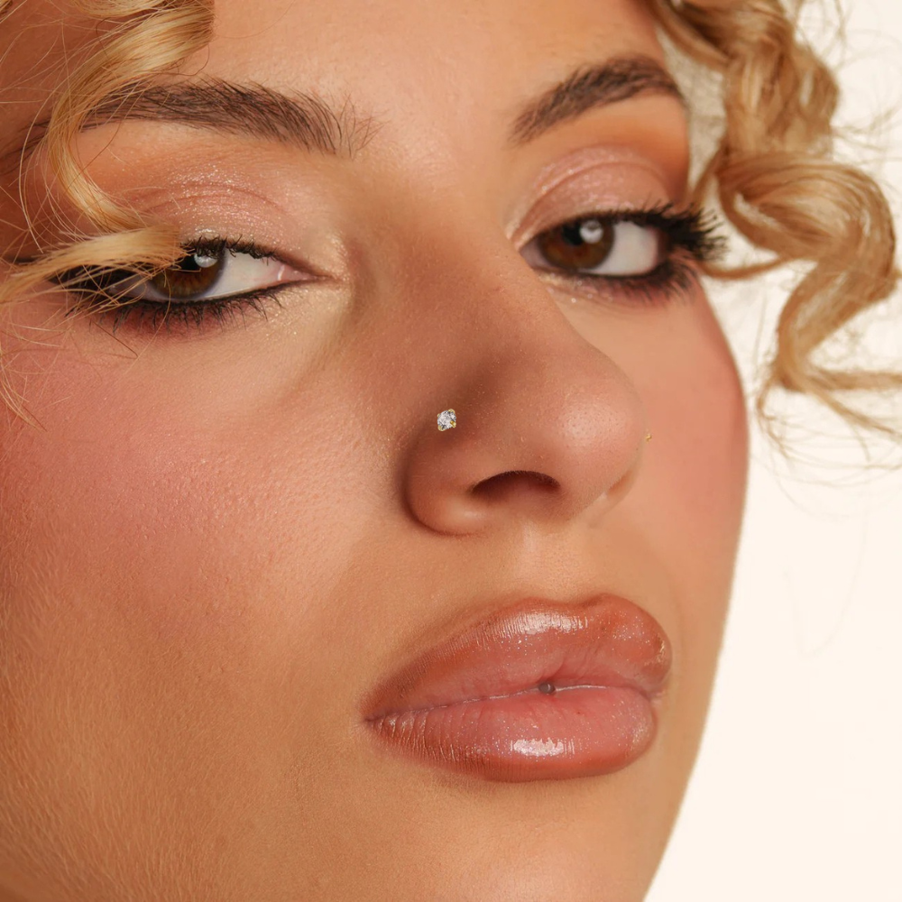 Piercing nez puce porté gros plan