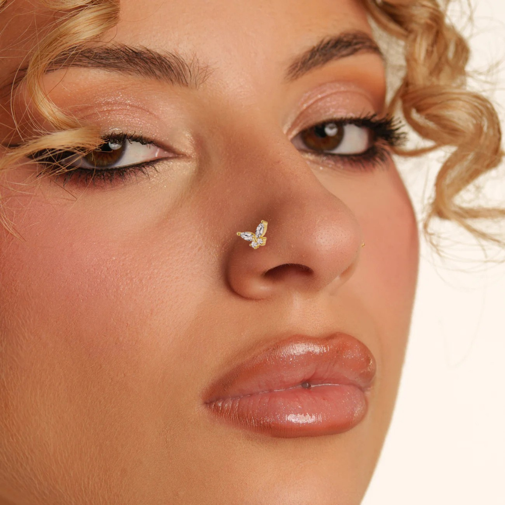 Piercing nez puce papillon porté