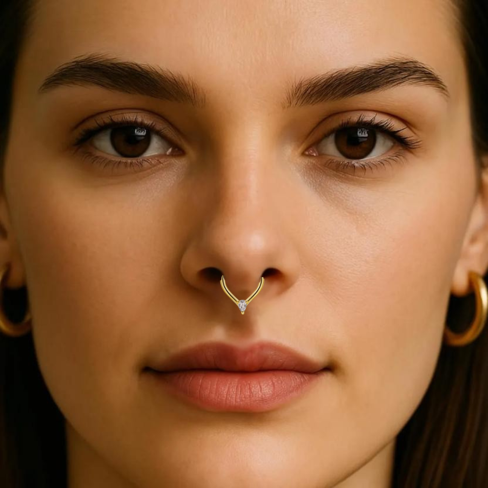 Détail piercing septum anneau acier