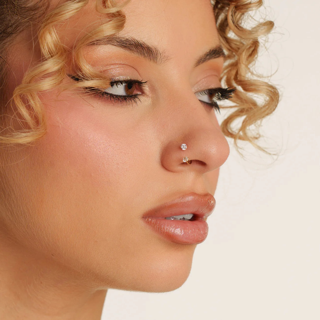 Piercing nez double zircon titane gros plan