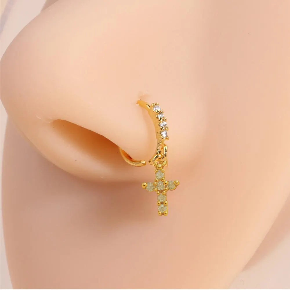 Piercing nez croix porté